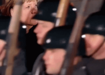 מרקל “זכתה” הלילה בטקס מעורר החלחלה של הצבא הגרמני. צפו