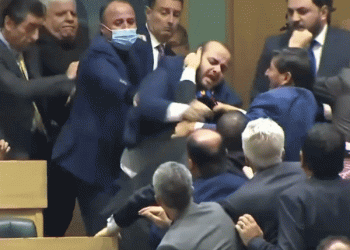 מכות, קללות וצרחות ב”פרלמנט” הירדני. צפו, משעשע. מראה פניה של ה”דמוקרטיה” הערבית: