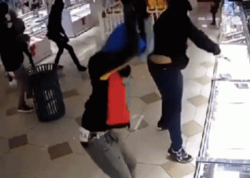 אז ביטלנו את המשטרה: שוד לאור היום בקליפורניה בחנות יהלומים, זו אמריקה. צפו: