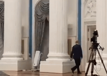 פוטין משפיל את מקרון. ומה הודיע הקרמלין? השפלה כפולה. צפו: