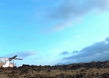 החות’ים חושפים את הכטב”מים המתאבדים שלהם, כמותם הם משגרים על סעודיה והאמירויות. איך זה נראה, ומה עם ישראל?