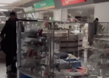 עדכון על המצב בעיר מריאופול הנצורה. בוזזים את הקניון המרכזי בעיר: צפו