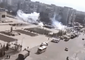 איך הרוסים מפזרים הפגנה נגדם, בעיר הכבושה אנרודר?