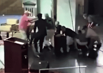 נקמתה המורעלת של איראן: מה ידוע על נסיון ההתנקשות בחיי הסופר סלמאן רושדי?