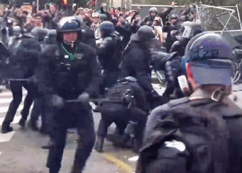 זמן המכשפה: פרעות קשות ואלימות בפריז. מה קרה, ולאן צוללת צרפת?