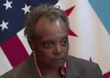 הפרוגרסיבים מתחילים לשלם? הודחה ראש עיריית שיקגו, לורי לייטפוט. למה?