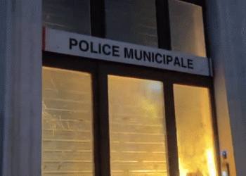 לילה של פרעות בערי צרפת, בעקבות הפנסיה. ומה האיום של המתפרעים? סרטונים בלעדיים