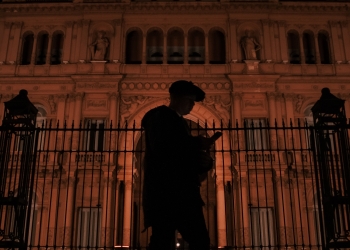 האם ארגנטינה קורסת עם מיתון והיפר אינפלציה?