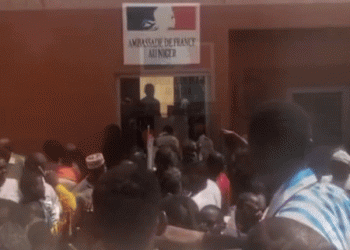 “מוות למקרון”, שגרירות צרפת נבזזת ועולה באש בניז’ר האיסלאמיסטית. אז צרפת נבעטת מאפריקה?