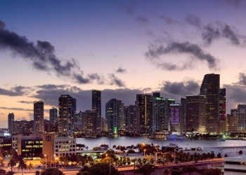 המעבר הגדול, עם נתונים ראשונים: טריליוני דולרים נוטשים את קליפורניה וניו יורק. לאן הם עוברים?